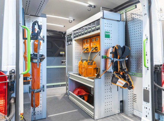 The topic of load securing plays an important role in the interior of craftsmen's vehicles 
