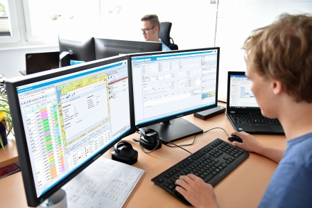 Ein user testet die neue Software WinSped vom Anbieter LIS Logistische Informationssysteme AG 