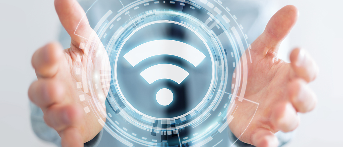 Zwei Hände halten ein schwebendes WLAN-Symbol