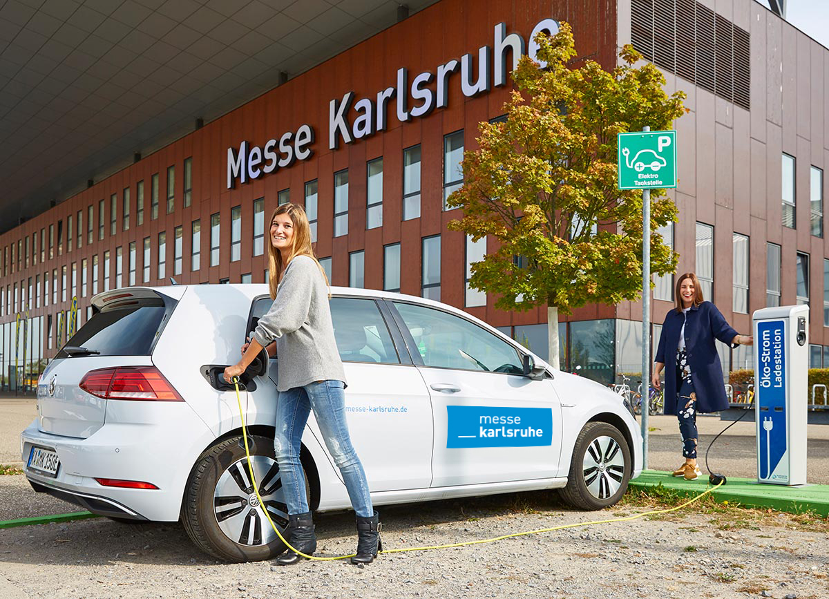 Ein Auto der Messe wird an einer Ladesäule geladen 