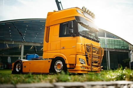 Eine Truck-Zugmaschine steht vor dem Messegebäude 